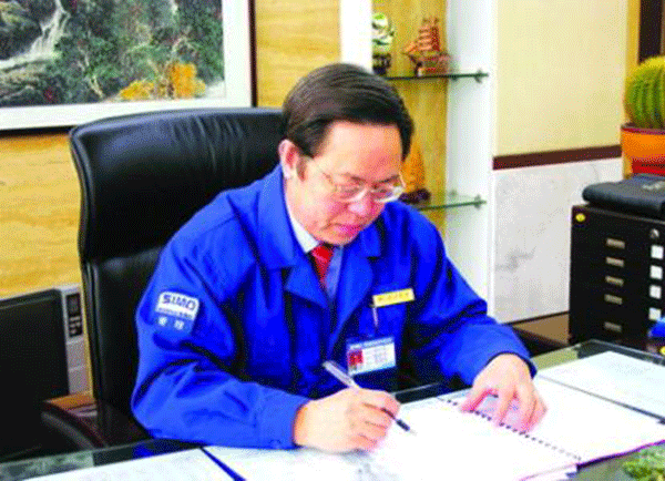 西瑪集團(tuán)董事長(zhǎng)楊允成被評(píng)選為“感動(dòng)西安——2005年度推動(dòng)西安經(jīng)濟(jì)發(fā)展的十大新聞人物”之一。