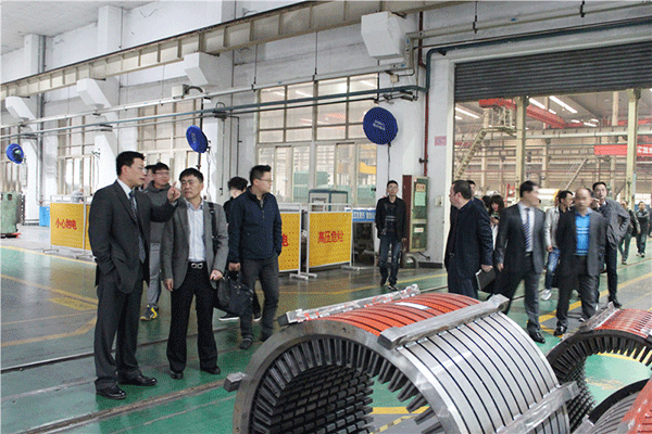 西瑪電機(jī)總經(jīng)理?xiàng)钐炖麕ьI(lǐng)各位供應(yīng)商代表參觀廠區(qū) 西瑪電機(jī)總經(jīng)理?xiàng)钐炖麕ьI(lǐng)各位供應(yīng)商代表參觀廠區(qū)